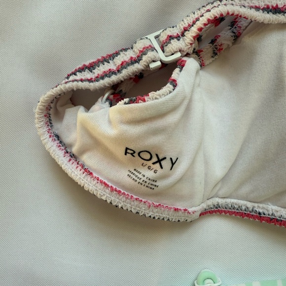 2 Like new Roxy bikini tops size large - Picture 6 of 6